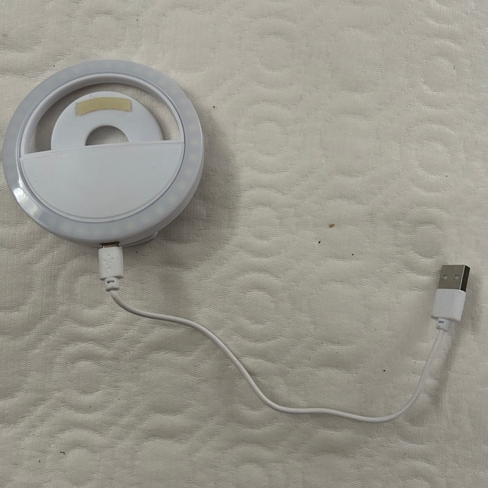 Smartphone ring light. Rechargeable ring light with strong clip. And cable